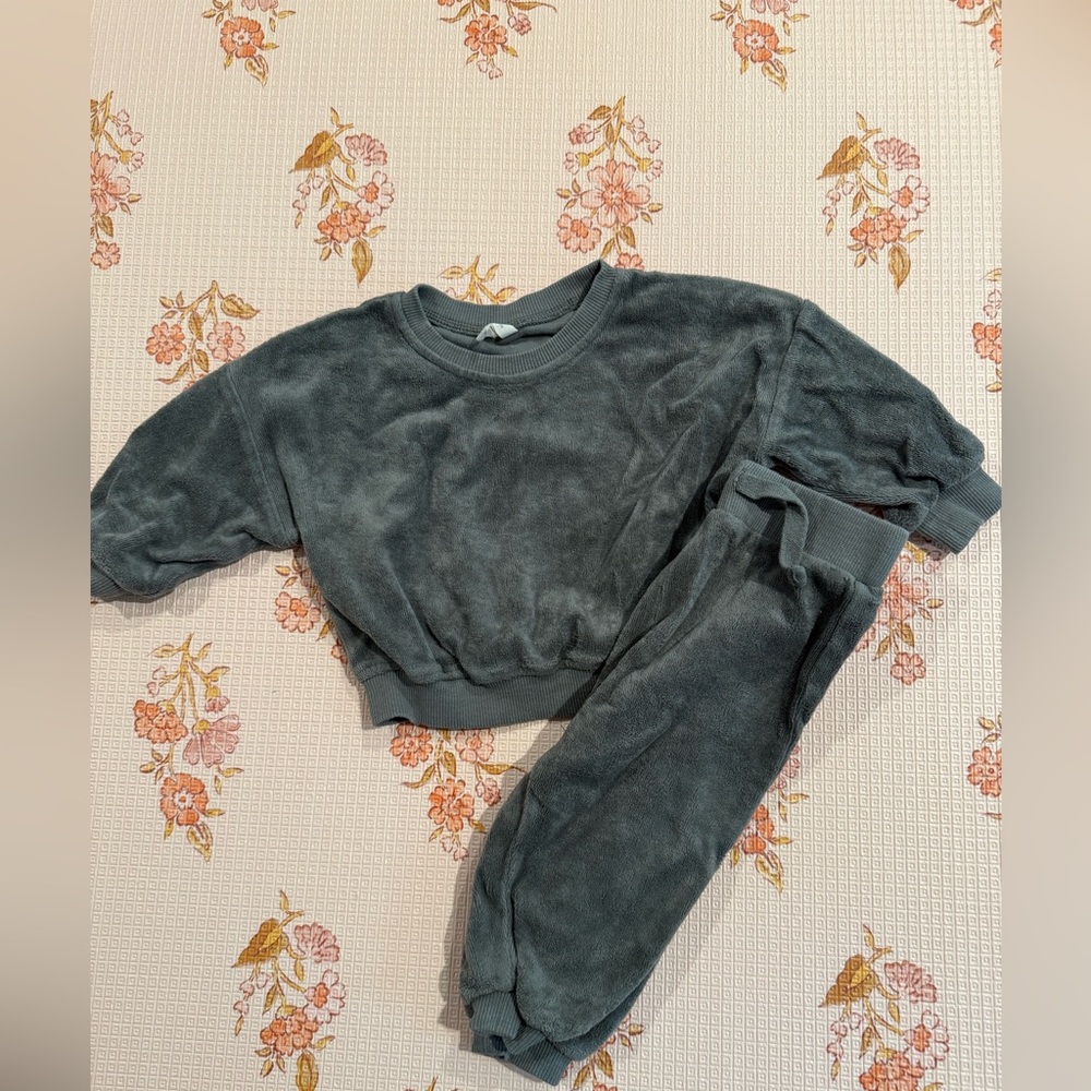 Quincey Mae 6-12M dark green velour set